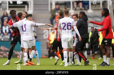 I tempers scoppiano tra i giocatori durante la partita della Sela Cup a St. James' Park, Newcastle upon Tyne. Data foto: Domenica 6 agosto 2023. Foto Stock