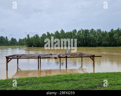 06.08.2023. Alto livello dell'acqua del fiume Drava vicino a Donja Dubrava, Croazia. L'acqua ha attraversato il letto del fiume e minaccia l'insediamento. Foto Stock