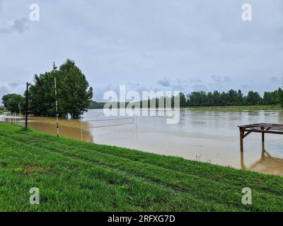 06.08.2023. Alto livello dell'acqua del fiume Drava vicino a Donja Dubrava, Croazia. L'acqua ha attraversato il letto del fiume e minaccia l'insediamento. Foto Stock