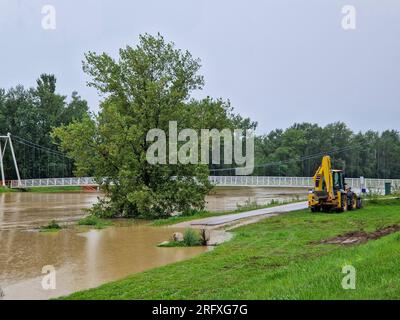 06.08.2023. Alto livello dell'acqua del fiume Drava vicino a Donja Dubrava, Croazia. L'acqua ha attraversato il letto del fiume e minaccia l'insediamento. Foto Stock