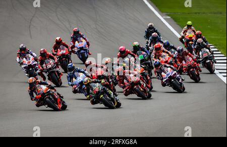 Jack Miller (48) della Red Bull KTM Factory Racing conduce alla prima curva durante il Monster Energy British Grand Prix 2023 a Silverstone, Towcester. Data foto: Domenica 6 agosto 2023. Foto Stock