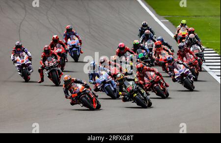 Jack Miller (48) della Red Bull KTM Factory Racing conduce alla prima curva durante il Monster Energy British Grand Prix 2023 a Silverstone, Towcester. Data foto: Domenica 6 agosto 2023. Foto Stock