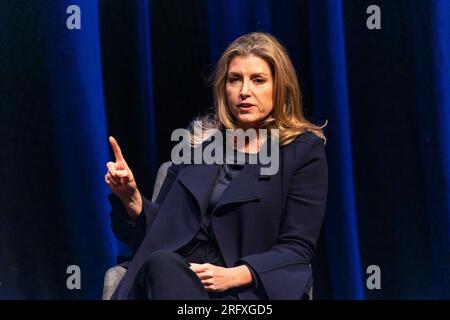 Edimburgo, Regno Unito. 6 agosto 2023 nella foto: . Penny Mordaunt, deputato per Portsmouth North e leader della camera dei comuni in conversazione con il presentatore della LBC Iain Dale all'Edinburgh Fringe. Durante la discussione, Mordaunt ha rivelato che credeva che tutti fossero conservatori, tra cui il deputato SNP, Deidre Brock, che spara ogni giovedì alle questioni aziendali alla camera dei comuni. Crediti: Rich Dyson/Alamy Live News Foto Stock