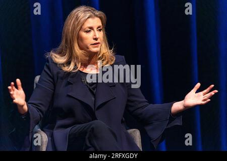 Edimburgo, Regno Unito. 6 agosto 2023 nella foto: . Penny Mordaunt, deputato per Portsmouth North e leader della camera dei comuni in conversazione con il presentatore della LBC Iain Dale all'Edinburgh Fringe. Durante la discussione, Mordaunt ha rivelato che credeva che tutti fossero conservatori, tra cui il deputato SNP, Deidre Brock, che spara ogni giovedì alle questioni aziendali alla camera dei comuni. Crediti: Rich Dyson/Alamy Live News Foto Stock