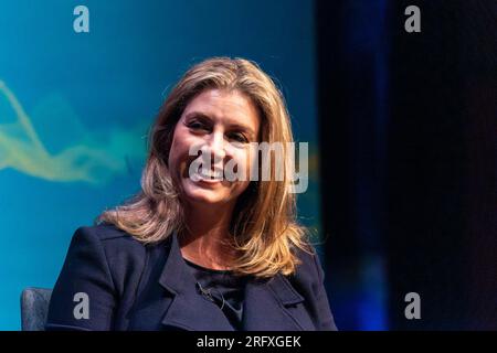 Edimburgo, Regno Unito. 6 agosto 2023 nella foto: . Penny Mordaunt, deputato per Portsmouth North e leader della camera dei comuni in conversazione con il presentatore della LBC Iain Dale all'Edinburgh Fringe. Durante la discussione, Mordaunt ha rivelato che credeva che tutti fossero conservatori, tra cui il deputato SNP, Deidre Brock, che spara ogni giovedì alle questioni aziendali alla camera dei comuni. Crediti: Rich Dyson/Alamy Live News Foto Stock