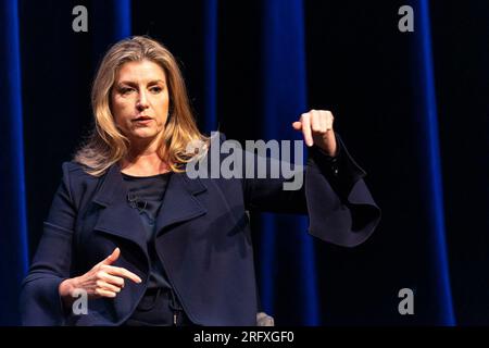 Edimburgo, Regno Unito. 6 agosto 2023 nella foto: . Penny Mordaunt, deputato per Portsmouth North e leader della camera dei comuni in conversazione con il presentatore della LBC Iain Dale all'Edinburgh Fringe. Durante la discussione, Mordaunt ha rivelato che credeva che tutti fossero conservatori, tra cui il deputato SNP, Deidre Brock, che spara ogni giovedì alle questioni aziendali alla camera dei comuni. Crediti: Rich Dyson/Alamy Live News Foto Stock