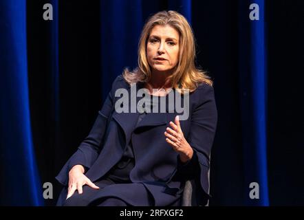 Edimburgo, Regno Unito. 6 agosto 2023 nella foto: . Penny Mordaunt, deputato per Portsmouth North e leader della camera dei comuni in conversazione con il presentatore della LBC Iain Dale all'Edinburgh Fringe. Durante la discussione, Mordaunt ha rivelato che credeva che tutti fossero conservatori, tra cui il deputato SNP, Deidre Brock, che spara ogni giovedì alle questioni aziendali alla camera dei comuni. Crediti: Rich Dyson/Alamy Live News Foto Stock