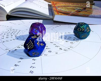 Dices astrologici per la narrazione del futuro, strumenti per astrologi per la previsione e la previsione della fortuna Foto Stock