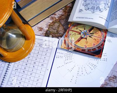 Libri di astrologia e clessidra in ufficio psichica Foto Stock