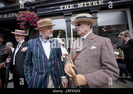 Cambridge, Regno Unito. 6 agosto 2023. Inizio secolo Cambridge Punt della Society of Salome. Vestiti in modo impeccabile in abiti estivi degli anni '1890-'1910, i devoti della società della moda e della cultura d'epoca adottano abiti di epoca vittoriana mentre esplorano la storica Cambridge. Crediti: Guy Corbishley/Alamy Live News Foto Stock