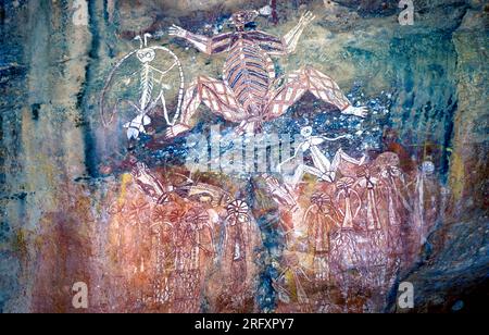 L'arte aborigena australiana copre le pareti di Nourlangie Rock, situato nel Parco Nazionale di Kakadu, territorio del Nord, Australia. Foto Stock