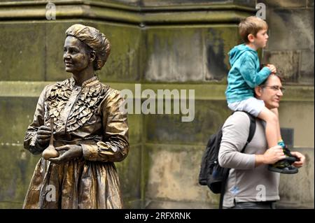 Edimburgo, Scozia, Regno Unito. 6 agosto 2023. Edinburgh Fringe: Royal Mile, impegnato con spettacoli che promuovono i loro spettacoli. Artista MIME come Marie Curie. Crediti: Craig Brown/Alamy Live News Foto Stock