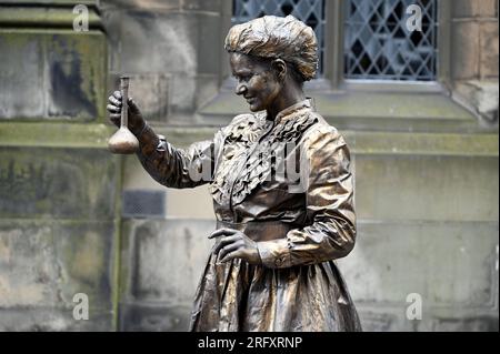 Edimburgo, Scozia, Regno Unito. 6 agosto 2023. Edinburgh Fringe: Royal Mile, impegnato con spettacoli che promuovono i loro spettacoli. Artista MIME come Marie Curie. Crediti: Craig Brown/Alamy Live News Foto Stock
