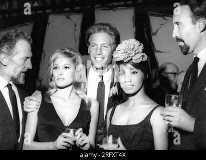 PETER CUSHING URSULA ANDRESS JOHN RICHARDSON ROSENDA MONTEROS e CHRISTOPHER LEE nel 1964 alla reception della stampa agli Elstree Studios per il loro nuovo film SHE 1965 regista ROBERT DAY Novel H. Rider Haggard Hammer Films / Warner-Pathe Distributors Foto Stock