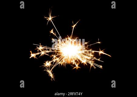 Fuochi d'artificio, scintille, isolati su sfondo nero Foto Stock