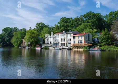 Lago Anne, Reston, Virginia -- 8 luglio 2023. Una foto grandangolare di case sul lago Anne a Reston, Virginia Foto Stock