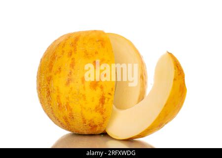 Un melone giallo a fette, macro, isolato su sfondo bianco. Foto Stock