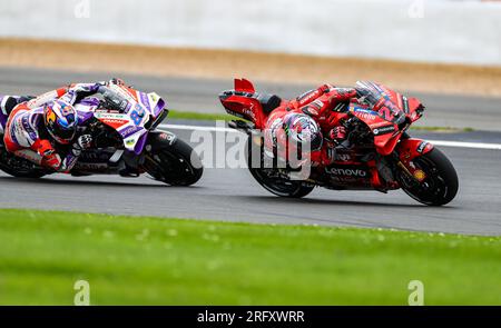 Enea Bastianini di Ducati Lenovo seguita da Jorge Martin di prima Pramac Racing durante il Monster Energy British Grand Prix 2023 a Silverstone, Towcester. Data foto: Domenica 6 agosto 2023. Foto Stock