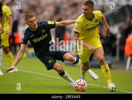 Harvey Barnes del Newcastle United e Juan Marcos Foyth del Villarreal (a destra) durante la partita della Sela Cup a St.. James' Park, Newcastle upon Tyne. Data foto: Domenica 6 agosto 2023. Foto Stock