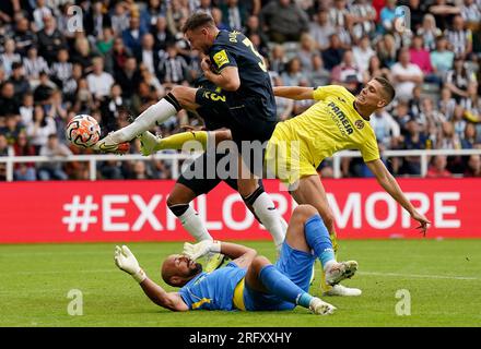 Paul Dummett del Newcastle United sfida per il pallone con Juan Marcos Foyth del Villarreal e il loro portiere Pepe Reina durante la partita della Sela Cup a St.. James' Park, Newcastle upon Tyne. Data foto: Domenica 6 agosto 2023. Foto Stock