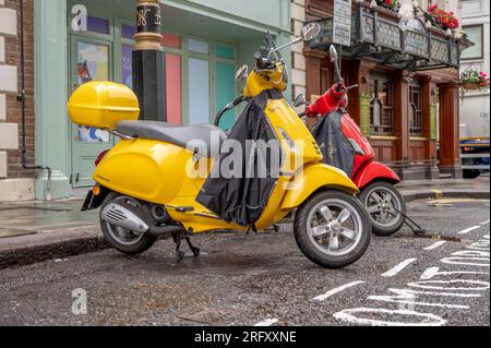 Londra, Regno Unito - 18 luglio 2023: Vespa parcheggiata in strada in una mattinata piovosa di Londra. Foto Stock