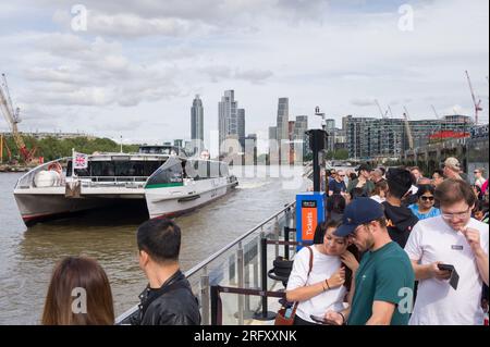 Passeggeri a bordo del traghetto sul fiume Uber Boat Venus Clipper presso il terminal della centrale elettrica di Battersea, Londra, UL Foto Stock