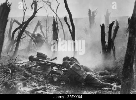 FRONTE occidentale, FRANCIA - 1918 - Un equipaggio di mitragliatrici della Regimental Headquarters Company, 23rd Infantry of the US Army Firire Fench 37mm gun durante un a Foto Stock