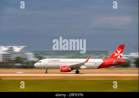 Monaco di Baviera, Germania - 3 luglio. 2023 : Air Malta Airbus A320-251N con la registrazione dell'aeromobile 9H-NEE inizia sulla pista sud 26L del Munic Foto Stock