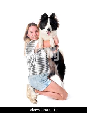 Finlandese Lapphund e donna di fronte a sfondo bianco Foto Stock