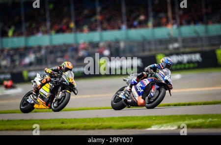 Miguel Oliveria di CryptoDATA RNF seguito da Luca Marini di Mooney VR46 Racing durante il Monster Energy British Grand Prix 2023 a Silverstone, Towcester. Data foto: Domenica 6 agosto 2023. Foto Stock