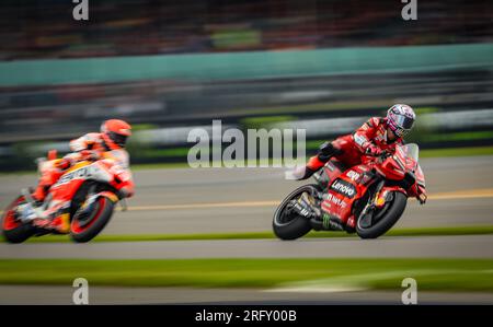 L'Enea Bastianini di Ducati Lenovo è seguita da Marc Marquez di Repsol Honda durante il Monster Energy British Grand Prix 2023 a Silverstone, Towcester. Data foto: Domenica 6 agosto 2023. Foto Stock