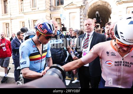 Glasgow, Regno Unito. 6 agosto 2023. Belga Wout van Aert e olandese Mathieu van der Poel nella foto dopo la gara maschile d'élite su strada ai Campionati del mondo di ciclismo UCI, 271 km da Edimburgo a Glasgow, Scozia, domenica 06 agosto 2023. L'UCI organizza i mondi con tutte le discipline ciclistiche, ciclismo su strada, ciclismo al chiuso, mountain bike, corse BMX, Para-ciclismo su strada e para-ciclismo al coperto, a Glasgow dal 03 al 13 agosto. BELGA PHOTO DAVID PINTENS Credit: Belga News Agency/Alamy Live News Foto Stock