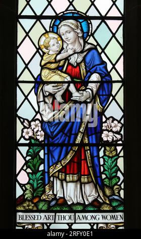 Madonna con bambino e vetrata colorata, St Hilary's Church, Wallasey UK Foto Stock