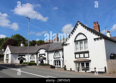 Revival gotico cottages, costruita come parte della ex sala Trevalyn estates nel villaggio di Marford, Clwyd, Wrexham, Galles Foto Stock