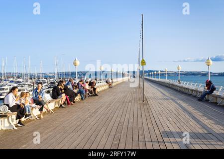 Torquay Devon Torbay turisti che mangiano fish and chips sul Princess Pier Torquay Harbour Torquay Devon Inghilterra Regno Unito GB Europa Foto Stock