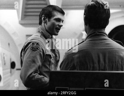 GARY LOCKWOOD e KEIR DULLEA nel 2001 : ODISSEA SPAZIALE 1968 regista STANLEY KUBRICK sceneggiatura Arthur C. Clarke e Stanley Kubrick Stanley Kubrick Productions / Metro Goldwyn Mayer (MGM) Foto Stock