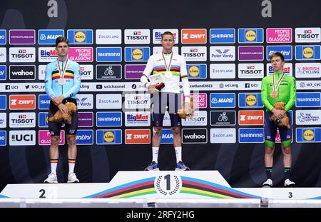 Da sinistra a destra, medaglia d'argento Wout van Aert, medaglia d'oro Mathieu van der Poel e medaglia di bronzo Tadej Pogacar sul podio dopo la gara d'élite maschile su strada del quarto giorno dei Campionati del mondo di ciclismo UCI 2023 a Glasgow. Data foto: Domenica 6 agosto 2023. Foto Stock