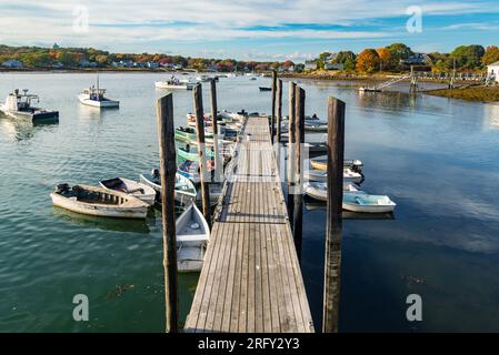 La vista della costa durante l'autunno a Camp Ellis, Saco, Maine USA. Molo con barche Foto Stock