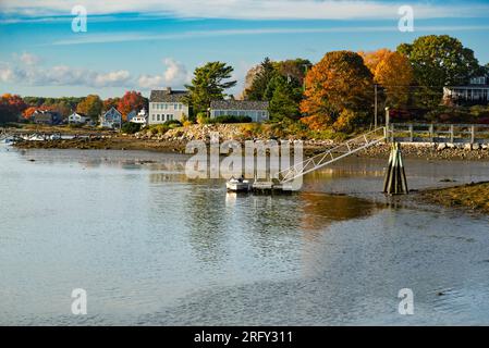 La vista della costa durante l'autunno a Camp Ellis, Saco, Maine USA. Molo con barche Foto Stock