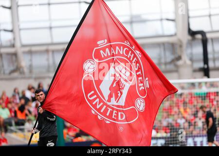 6 agosto 2023; Aviva Stadium, Dublino, Irlanda: Amichevole pre-stagione di calcio, Manchester United contro Athletic Bilbao; la bandiera del Manchester Foto Stock