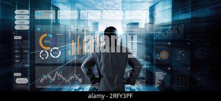 Persona che utilizza l'interfaccia di trading online con grafici e statistiche sullo schermo del computer VR per analizzare l'evoluzione dei prezzi ETF e ticker. Vendere o acquistare..Stock e Foto Stock