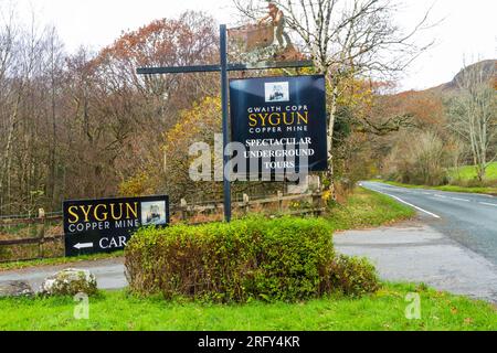 BEDDGELERT, GALLES – 18 novembre 2021: Cartelli per Sygun Copper Mine, attrazione turistica di Eryri o Snowdonia National Park, . Beddgelert, Galles. Foto Stock