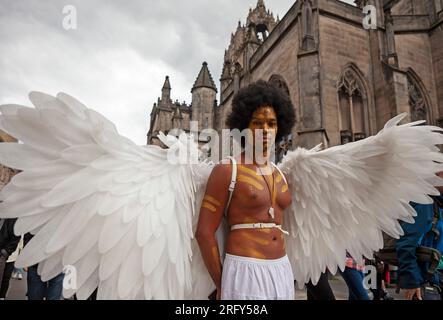 Festival Fringe di Edimburgo. Royal Mile, Scozia. 8 agosto 2023. Nella foto: Deaon Griffin-Pressley di fronte alla cattedrale di St Giles, da, Satan vs God, DGP Theatre Productions, Florida USA. C Arts C Venues C dal 6 al 13 agosto 15-27 crediti: Notizie dal vivo Archwhite/alamy. Foto Stock