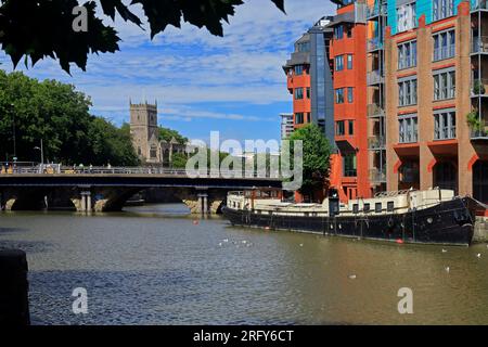 Chiesa di San Pietro sulla Collina del Castello e Ponte di Bristol sul fiume Avon, dal Galles. Preso nell'agosto 2023. Estate Foto Stock