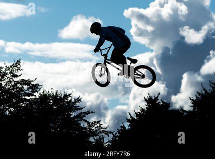 Concorrenti nella qualifica Elite maschile nel BMX Freestyle durante il quarto giorno dei Campionati del mondo di ciclismo UCI 2023 a Glasgow Green, Glasgow. Data foto: Domenica 6 agosto 2023. Foto Stock