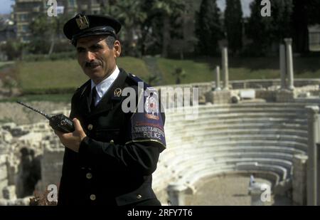 Un poliziotto turistico presso il sito archeologico dell'anfiteatro romano Kom El Bekka nel centro della città di Alessandria, sul Mar Mediterraneo, ad esempio Foto Stock