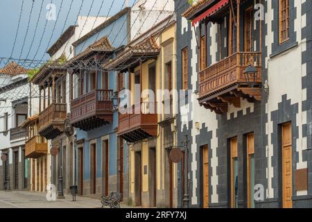 Tradizionali balconi in legno delle Canarie della città di Teror sull'isola di Gran Canaria, Spagna Foto Stock