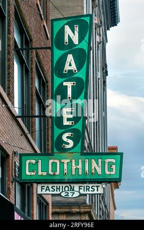 L'iconica insegna al neon verde e bianca per il negozio di abbigliamento Nate's nel centro di Minneapolis, Minnesota, al 27 North 4th Street. Nate's era una famiglia b Foto Stock