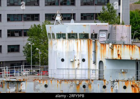 L'ex HMS Bristol, un cacciatorpediniere Type 82 dismesso ormeggiato a fianco di Whale Island nel porto di Portsmouth. Foto Stock