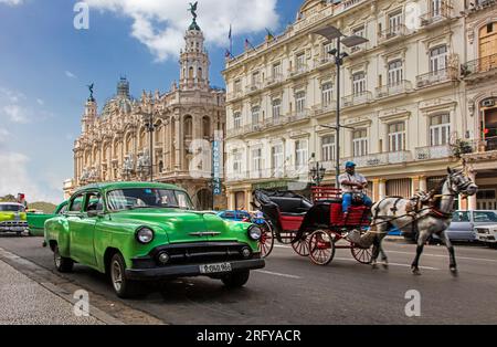 Classic American cars auto da davanti dell'HOTEL INGLATERRA LA TARAZZA & GRAN TEATRO DE HABANA lungo il Paseo de MARTI - Havana, Cuba Foto Stock